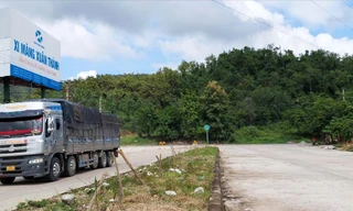 Đường QL14B vào Nhà máy xi măng Xuân Thành và Nhà máy Thép Việt - Pháp, đối diện là quy hoạch nghĩa trang 