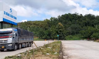 Đường QL14B vào Nhà máy xi măng Xuân Thành và Nhà máy Thép Việt - Pháp, đối diện là quy hoạch nghĩa trang 