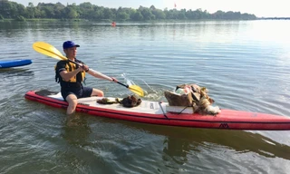 Dọn rác bằng chèo sup ở sông Hương 