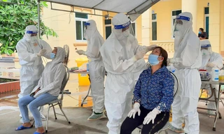 Học viên Học viện Quân y lấy mẫu xét nghiệm COVID-19 cho người dân Bắc Giang 