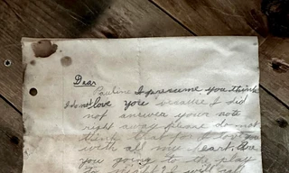 Phát hiện thư tình sau bức tường phòng tắm 