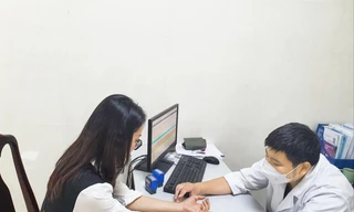 Bác sĩ Nguyễn Tiến Dũng đang khám cho một bệnh nhân bị liệt mặt 