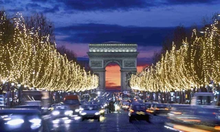 Paris rực rỡ trong mùa Giáng Sinh, dù dịch bệnh vẫn chưa hạ nhiệt 