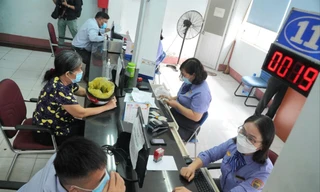 Người dân mua vé tàu Tết ở ga Sài Gòn. Ảnh: HỮU HUY