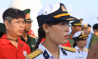 Thượng úy Trần Thị Thủy ngấn lệ trong lễ tưởng niệm 64 anh hùng liệt sỹ hy sinh sự kiện 14/3/1988