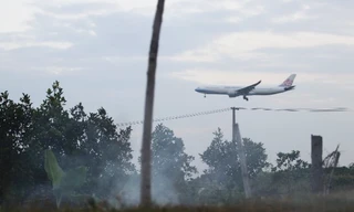 Khói nghi ngút trời từ những đống rơm rạ gây ô nhiễm và khiến máy bay bị khuất tầm nhìn, uy hiếp an toàn 