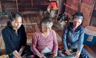 Bà H’Rưm (giữa) thành thục các kỹ thuật dệt 