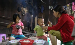 Bữa cơm chan mì tôm của 3 mẹ con Xồng Y Pà