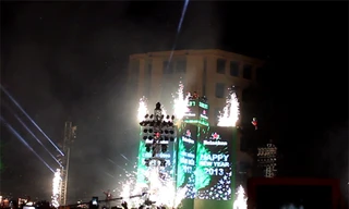 Chùm ảnh ngộp thở đón năm mới giữa Thủ đô Hà Nội