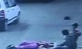 Người đàn ông cùng con gào khóc bên thi thể vợ nhưng không ai dừng lại giúp đỡ