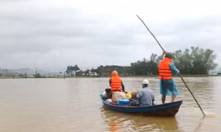 Lũ rút, hàng ngàn người dân vẫn bị cô lập