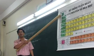 Thầy giáo dạy Hóa với bảng tuần hoàn "siêu to khổng lồ", nhìn phụ kiện đi kèm mới choáng!