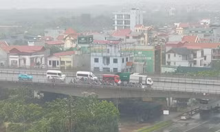 Bão số 3 đổ bộ đất liền, nhiều khu vực cắt điện, Hà Nội dừng xe buýt, tàu điện
