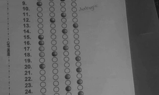 Dân khối H tô phiếu trả lời trắc nghiệm theo cách đầy nghệ thuật, nhưng có gì đó sai sai?