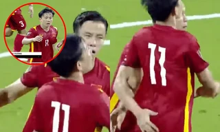 Khoảnh khắc "bàn tay hư" của Hải Quế ăn mừng bàn thắng với Minh Vương: "Nhây" quá Hải ơi!