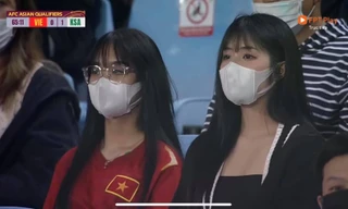 2 nàng streamer nổi tiếng xuất hiện tại SVĐ Mỹ Đình, dân mạng nhận ra ngay dù đeo khẩu trang