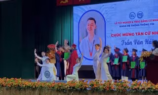 Nam sinh chuẩn bị cả "vũ đoàn" để lên nhận bằng tốt nghiệp: Ai xem xong cũng phì cười!