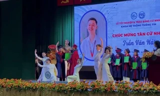 Nam sinh chuẩn bị cả "vũ đoàn" để lên nhận bằng tốt nghiệp: Ai xem xong cũng phì cười!