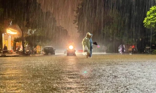 Áp thấp nhiệt đới gần Biển Đông khả năng mạnh lên thành bão, có ảnh hưởng đến nước ta?