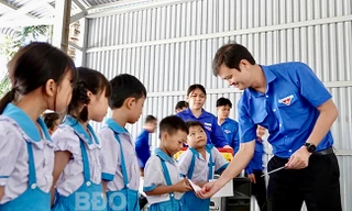 Trung ương Đoàn trao học bổng, tặng bản đồ Việt Nam cho học sinh tỉnh Bình Định