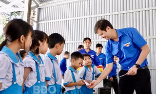 Trung ương Đoàn trao học bổng, tặng bản đồ Việt Nam cho học sinh tỉnh Bình Định