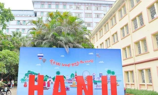 Đại học Hà Nội phản hồi ra sao về việc sinh viên bức xúc chuyện học phí tăng?