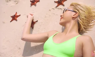 Quỳnh Anh Shyn phản ứng ra sao khi bị netizen "đào" lại loạt ảnh cầm sao biển tạo dáng?