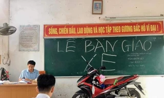 Lớp học "chơi lớn": Mang nguyên chiếc xe máy lên tầng 2 làm lễ bàn giao cho thầy chủ nhiệm