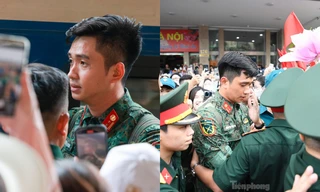 Thượng úy Lê Hoàng Hiệp thu hút sự chú ý đặc biệt của giới trẻ tại ga Hà Nội