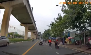 Nguyên nhân vụ nam thanh niên đạp ngã xe máy người đi đường gây phẫn nộ