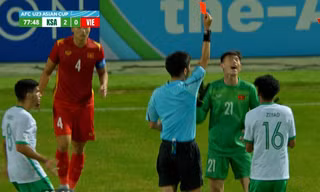 Tình huống khiến Văn Chuẩn nhận thẻ đỏ, Nhâm Mạnh Dũng thành thủ môn bất đắc dĩ