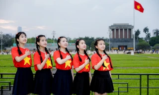 Khoảnh khắc đẹp của 5 nữ sinh Hà Nội tại Quảng trường Ba Đình lịch sử dịp 30/4