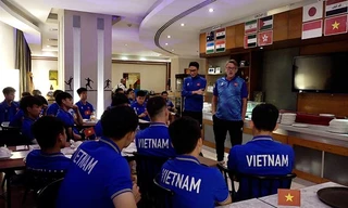 HLV Troussier tâm sự cùng các cầu thủ sau trận thua, thừa nhận không đạt được mục tiêu