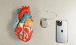 Cảnh báo: Nên giữ các thiết bị Apple cách ngực tối thiểu 15 cm để đảm bảo sức khỏe