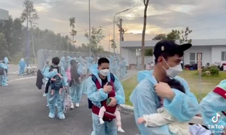 Khoảnh khắc xúc động mùa dịch: Trẻ em luôn được bảo vệ, chăm sóc tốt dù ở hoàn cảnh nào