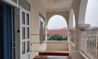 Lan can trường học ở Nghệ An rơi từ tầng 4 xuống khiến 3 nữ sinh THCS nhập viện