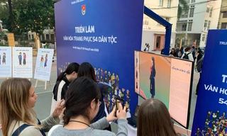 Triển lãm văn hóa trang phục 54 dân tộc Việt Nam thu hút đông đảo đoàn viên, thanh niên