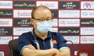 Phản ứng của thầy Park khi phát hiện phóng viên UAE định "quay lén" tờ ghi chú chiến thuật