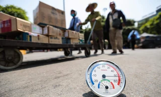 Nắng nóng gay gắt ở Bắc Bộ và Trung Bộ còn kéo dài đến khi nào?