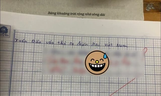 Học trò không thuộc thơ nên tự "chế" trong bài kiểm tra, cô giáo để lại lời phê cực hài