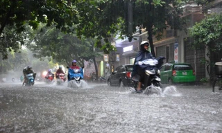 Cảnh báo mưa dông dịp nghỉ lễ và dự báo nắng nóng gia tăng trong tháng 5