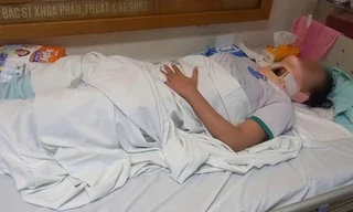 Can ngăn bạn đánh nhau, nữ sinh lớp 11 ở Thanh Hóa bị hành hung gãy đốt sống cổ