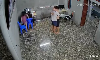 Khoảnh khắc nam sinh Hà Nội bật khóc, ôm bố sau khi xem điểm thi vào lớp 10