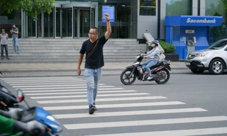 Những trường hợp nào đi bộ qua đường không cần phải giơ tay để ra tín hiệu?