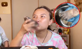 Hết đi săn cá mập đến ăn bàn chân gấu, Quỳnh Trần JP khiến người xem rùng mình vì sợ