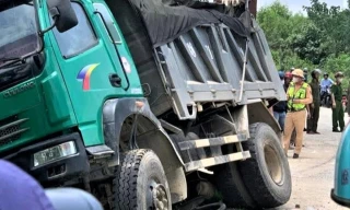 Vụ tai nạn khiến 2 nam sinh lớp 12 ở Hà Tĩnh thương vong dưới bánh xe tải