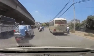 Clip tranh cãi: Cô gái quẳng xe máy giữa đường, bất chấp nguy hiểm để đuổi theo thú cưng