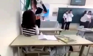 Nữ sinh lớp 10 tát bạn ngay trong lớp vì nghi bị nói xấu, mang cả chích điện ra dọa