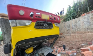 Xe ô tô đưa đón học sinh ở Gia Lai bị lật, nhiều học sinh phải nhập viện cấp cứu