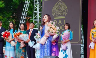 Đỉnh như thầy cô HANU: Màn chào đón tân sinh viên với 13 thứ tiếng khác nhau